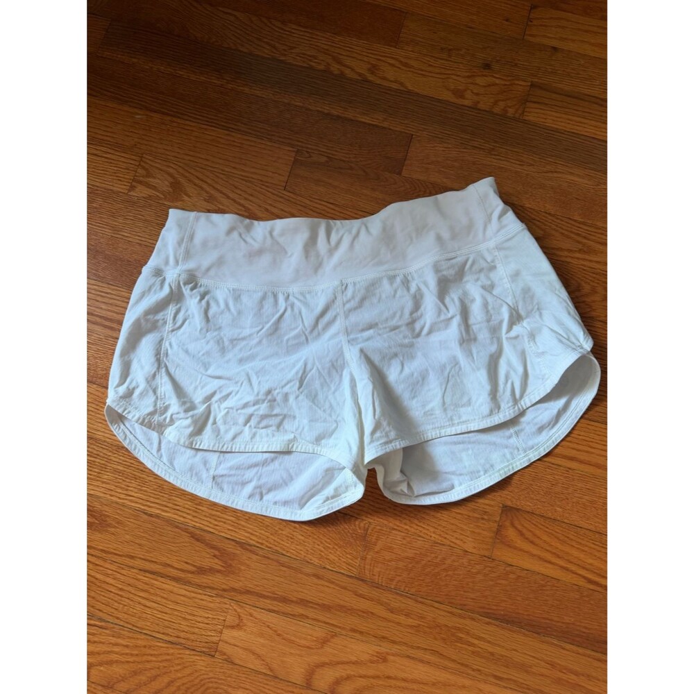 Lululemon White speed up mid rise 4" shorts size 10